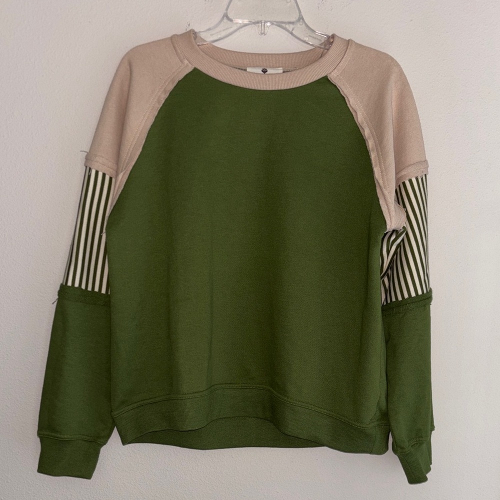 Betsey’s BoutiqueShop Green and Tan Sweatshirt Medium